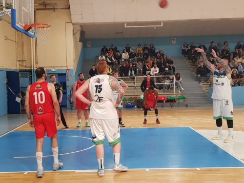 Les joueurs du BCGE au sein de leur gymnase Fernand David, à Golbey