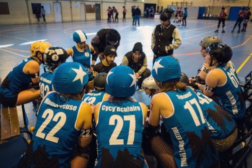 Les joueuses des Reaper's Crew en discussion, en cercle, autour d'un match