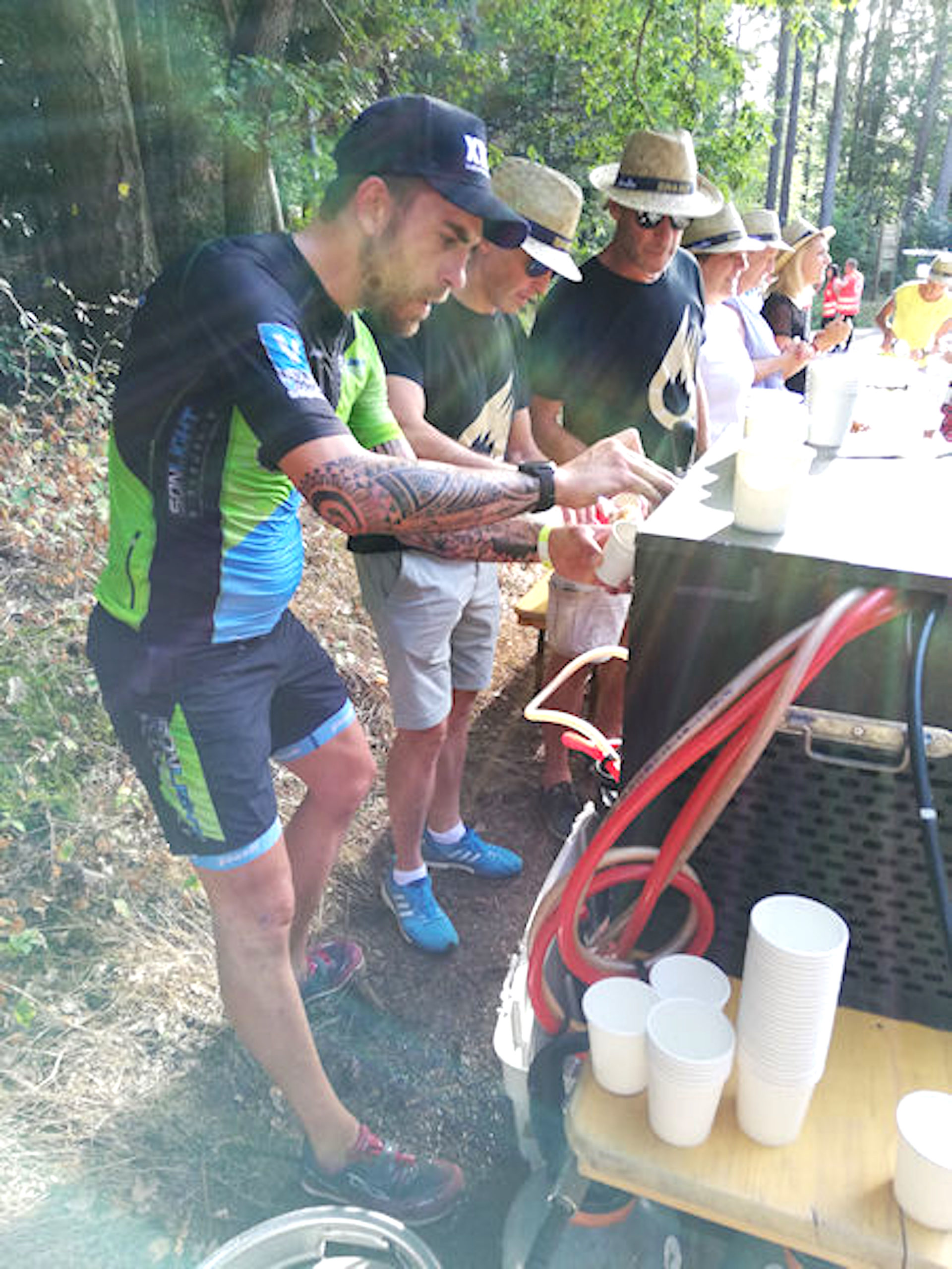 Christophe Bétard, le parrain de la 1ere édition de la Run and Beer, prépare une mousse aux participants.