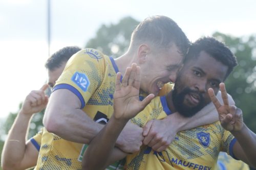 Labissière qui célèbre un but, lors d'un match à la Colombière