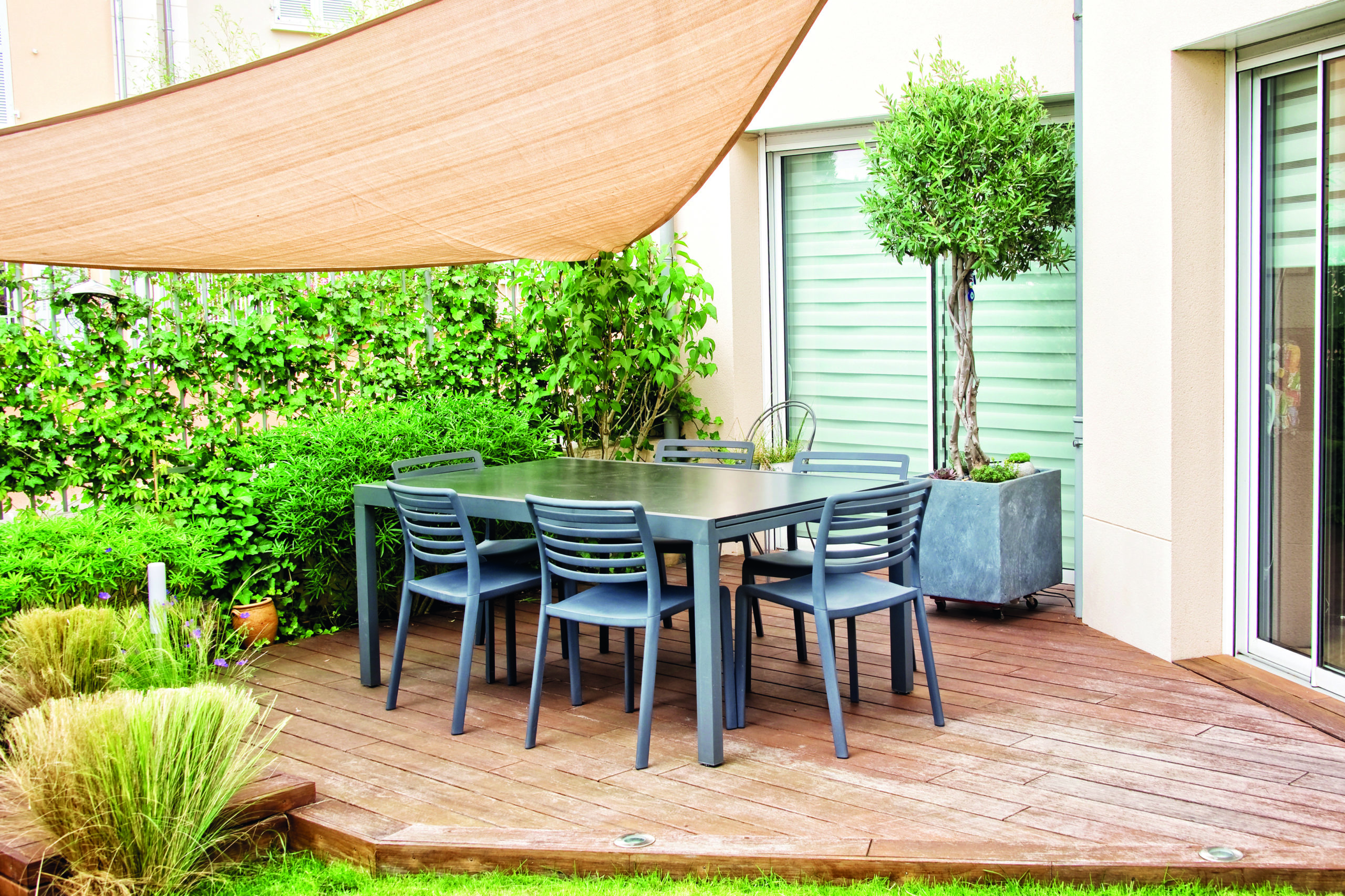 Voile d'ombrage sur une terrasse.