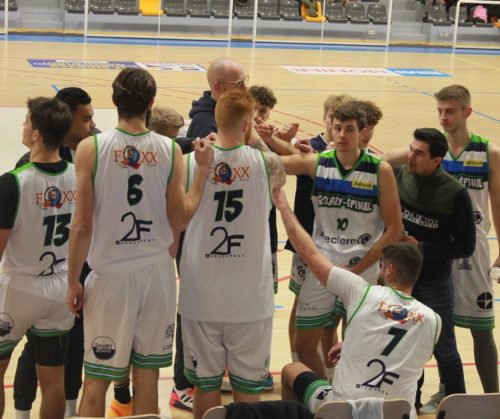 Yohann Jacques et ses joueurs lors d'une causerie, au cours d'un match de Pré-National.