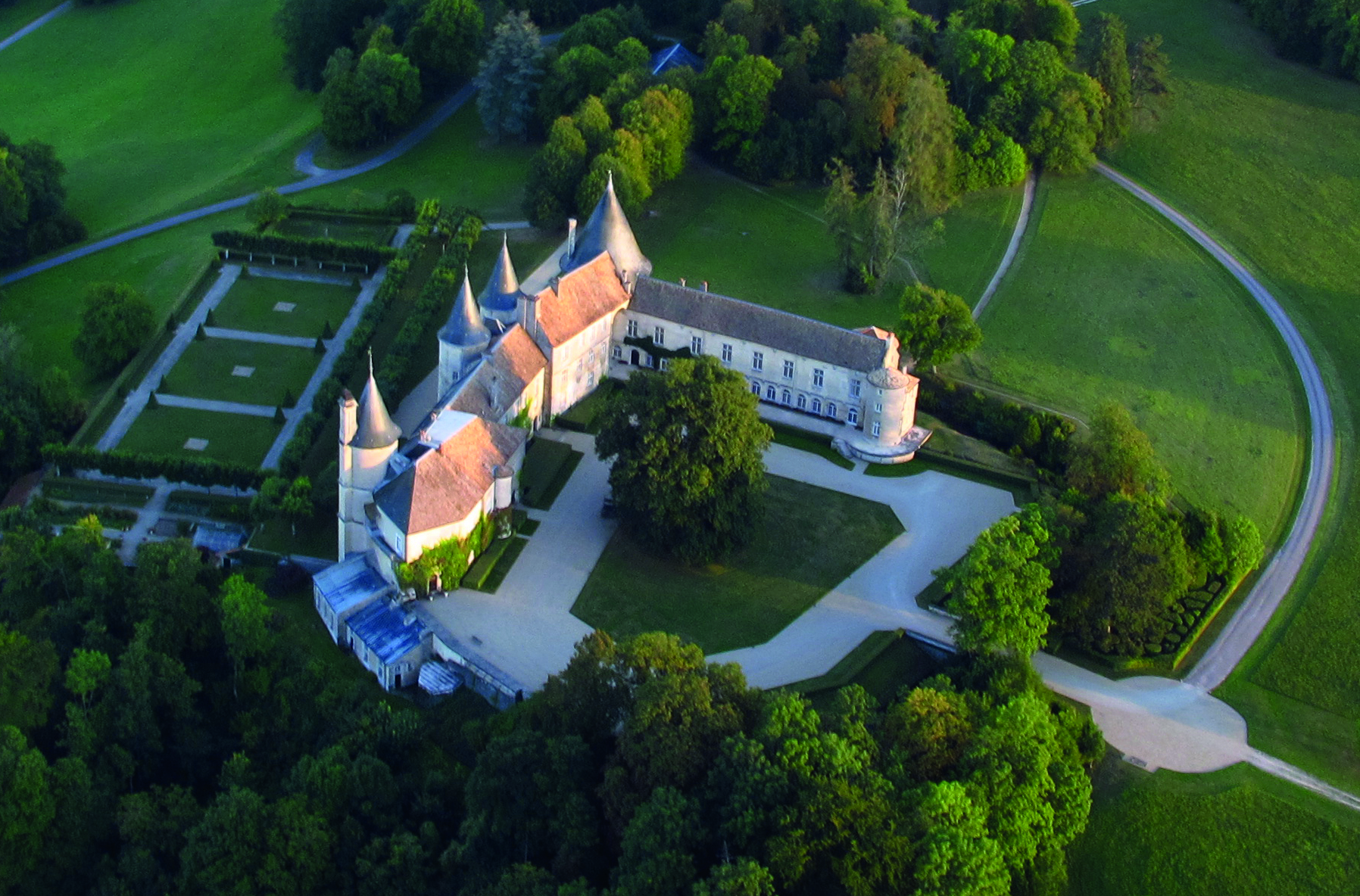 Vue aérienne du Château de Bourlémont.