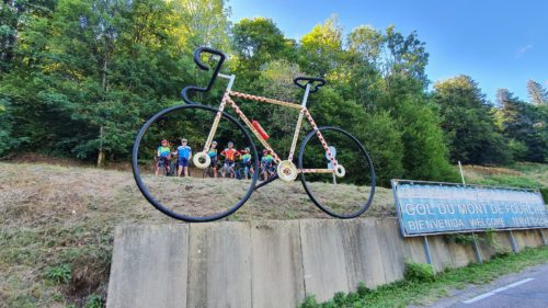 Des organisateurs posant au dessus du Col du mont de Fourche