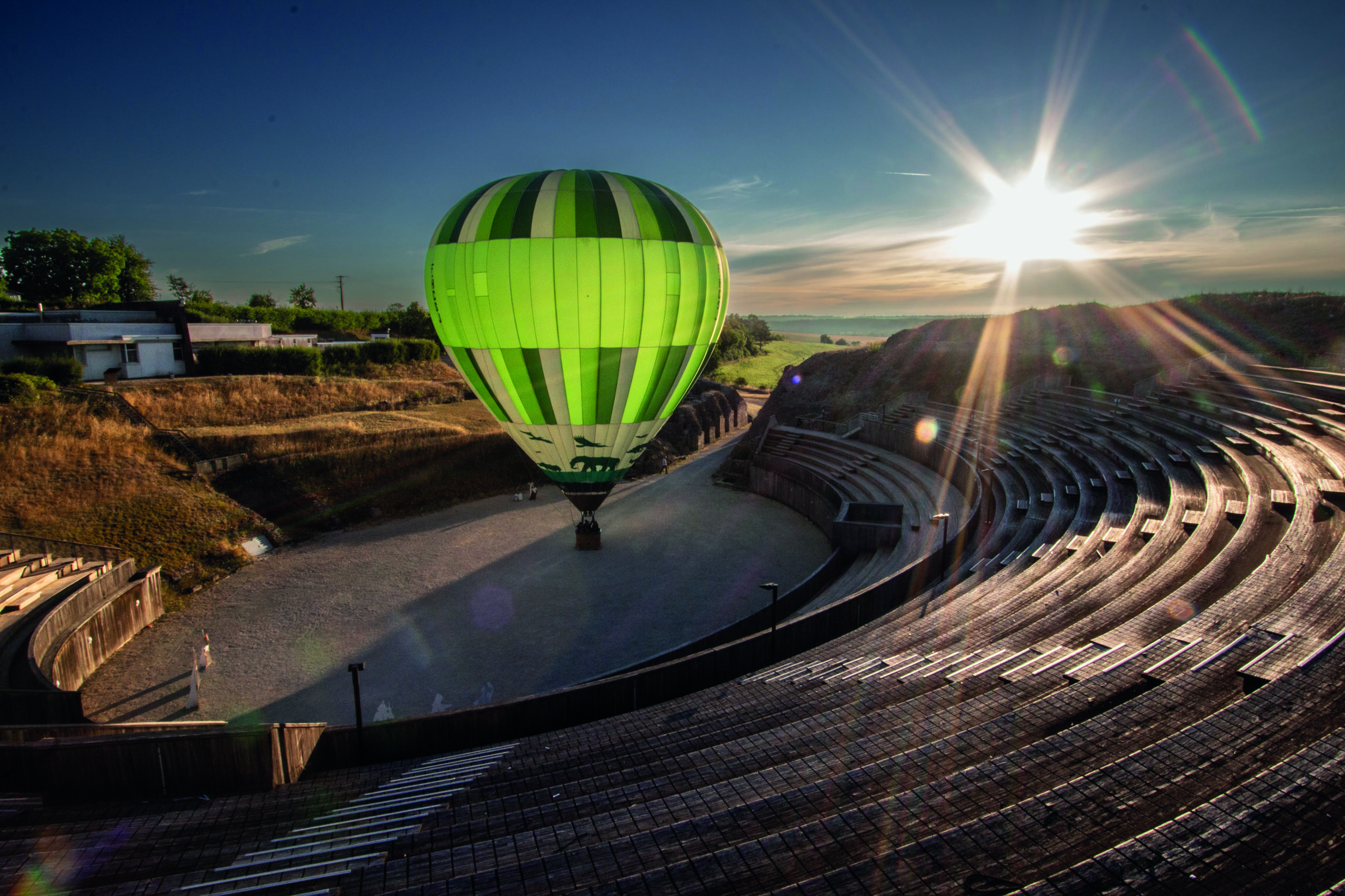 Décollage d'une Montgolfière sur le site de Grand.