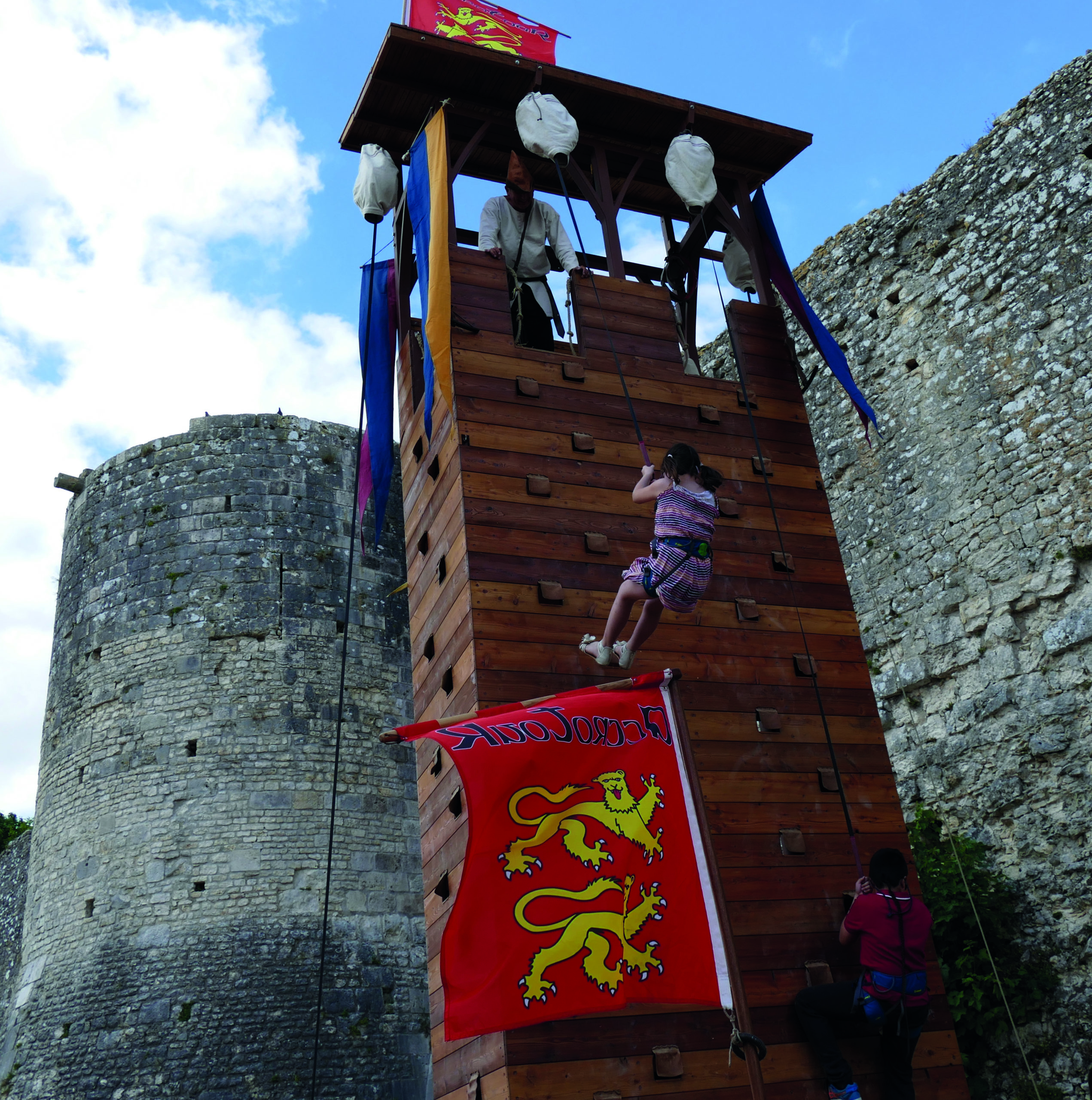 Les enfants grimpent sur les mûrs d'une tour médiévale à Domrémy.