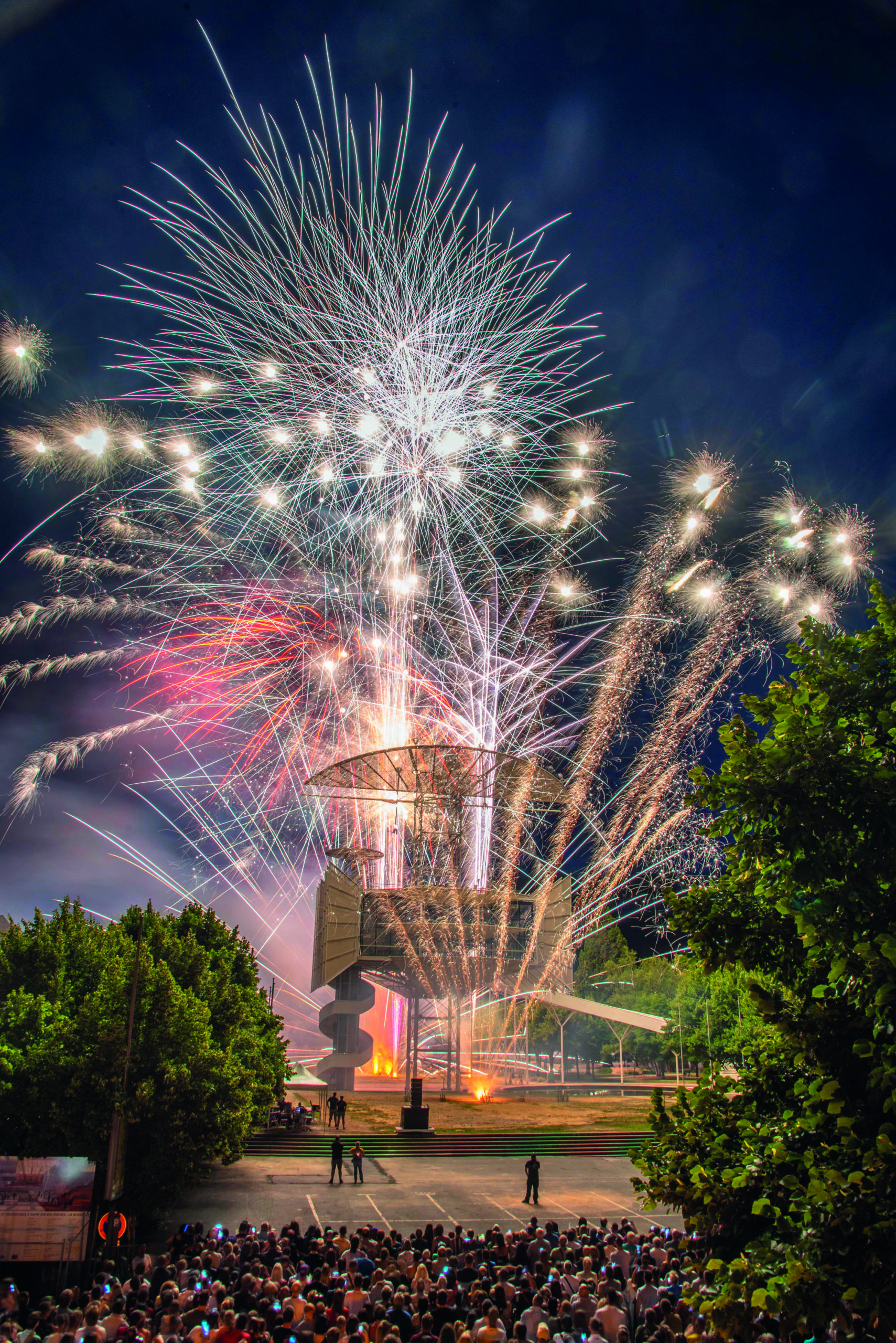 Feu d'artifice du 14 juillet devant la Tour de la Liberté à Saint-Dié-des-Vosges.