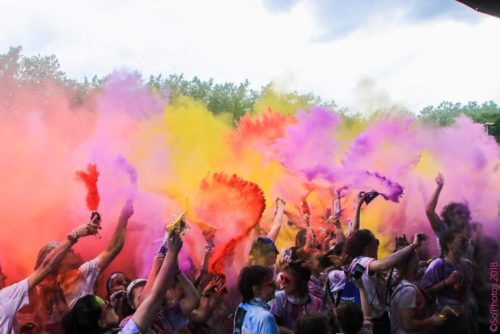 Les coureurs lançant de la poudre colorée, lors de la 3ème édition de 2018.