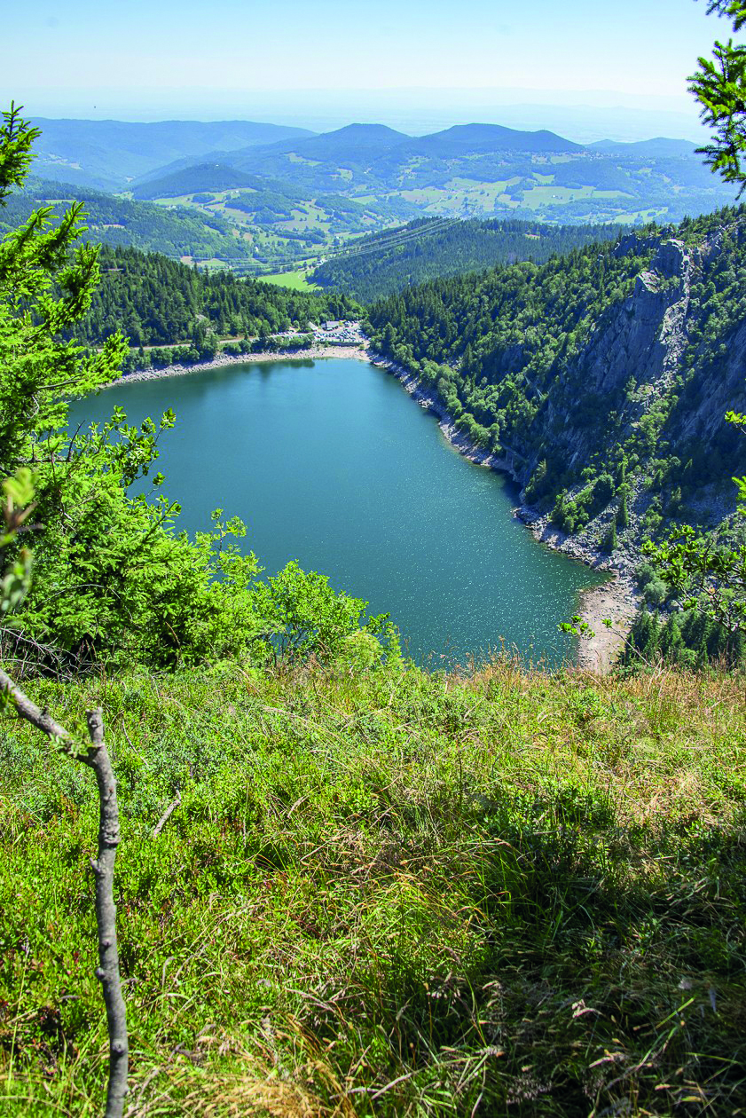 Vue sur le Lac Blanc sur le parcours de randonnée du Gazon du Faing.