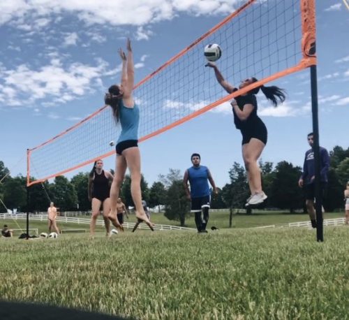 Deux femmes jouant au Green Volley dans un parc.