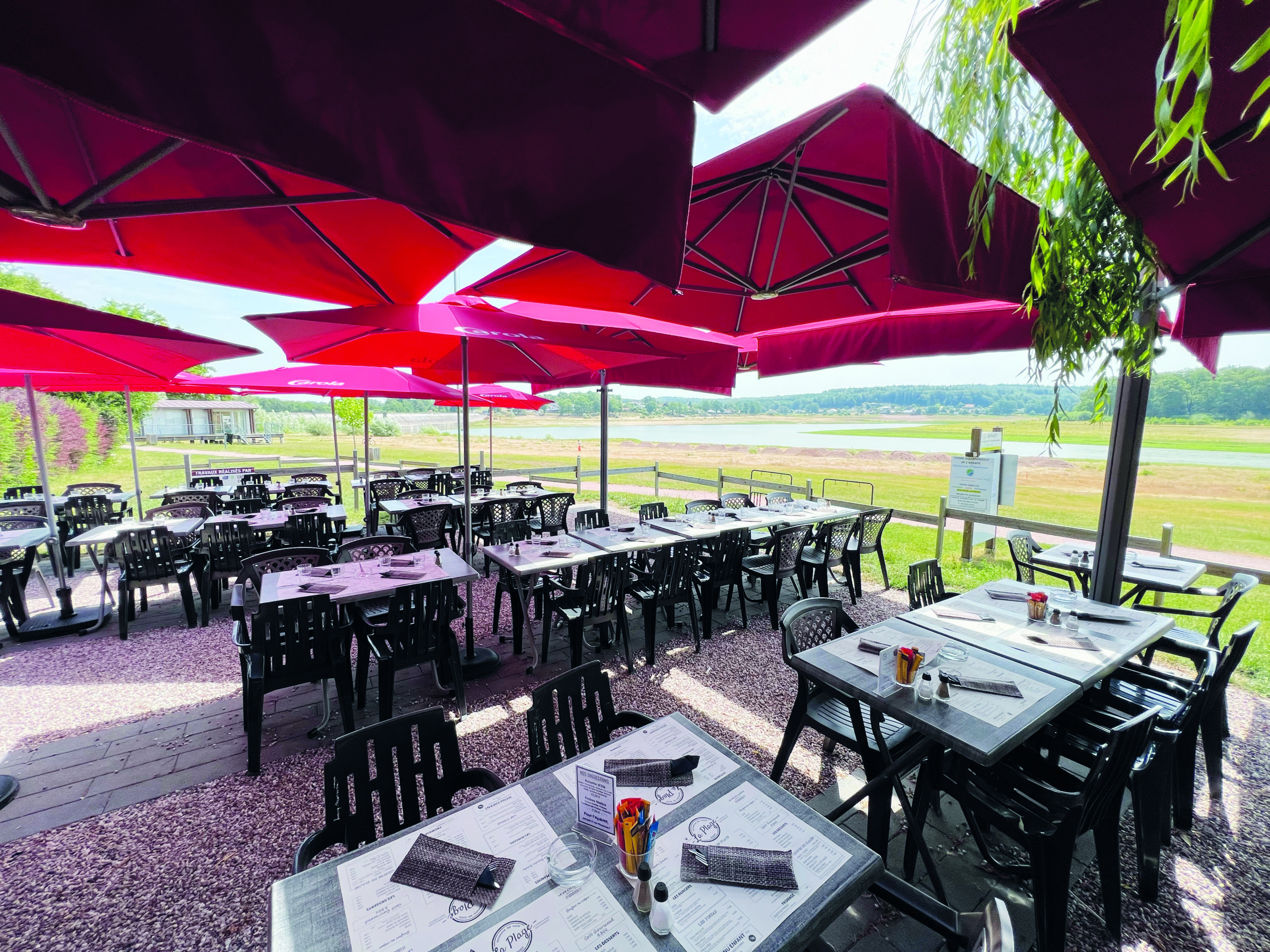 Terrasse du restaurant La Plage à Bouzey.