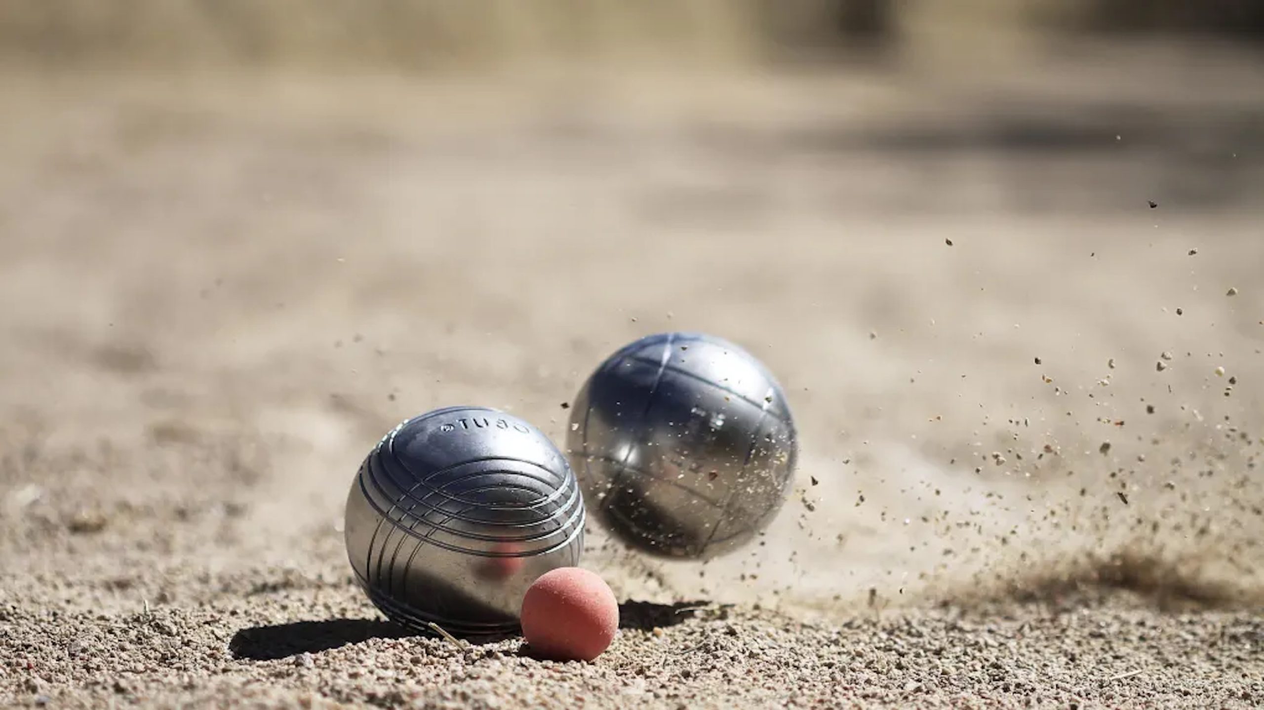 Boules de pétanque en action.