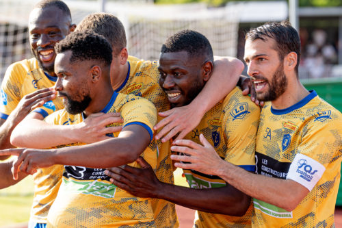 Les joueurs du SAS célébrant le but de Labissière.