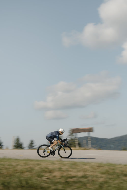 Un cycliste sur la route du Ballon d'Alsace.