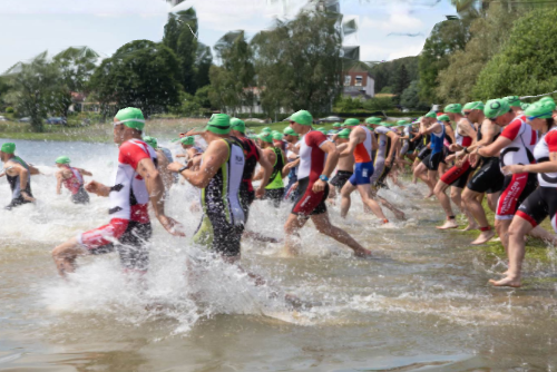 Des participants au TEC 2022 s'élançant dans le lac de Bouzey.