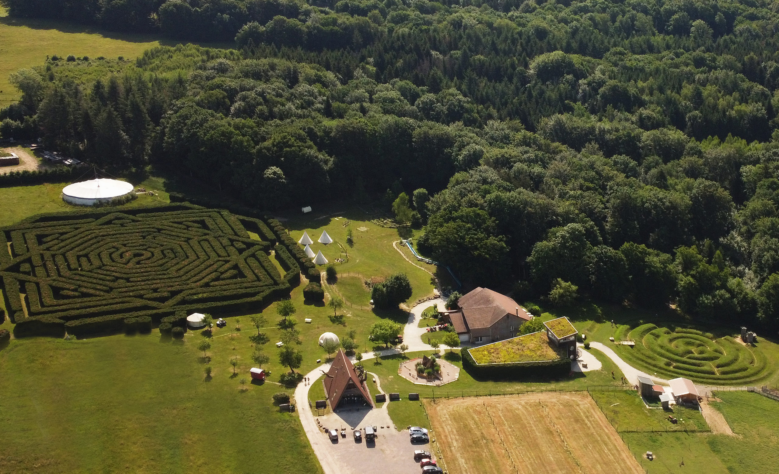 Vue aérienne des Labyrinthes de La Ferme Aventure.