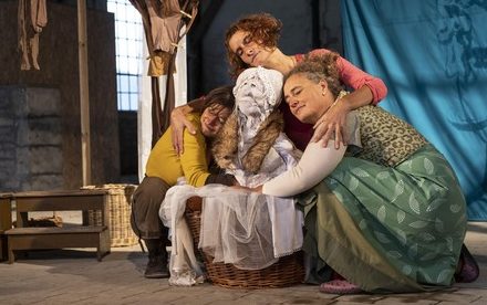 Spectacle "Nos êtres chairs" : trois soeurs et de grandes émotions sur la scène de Saint-Dié-des-Vosges