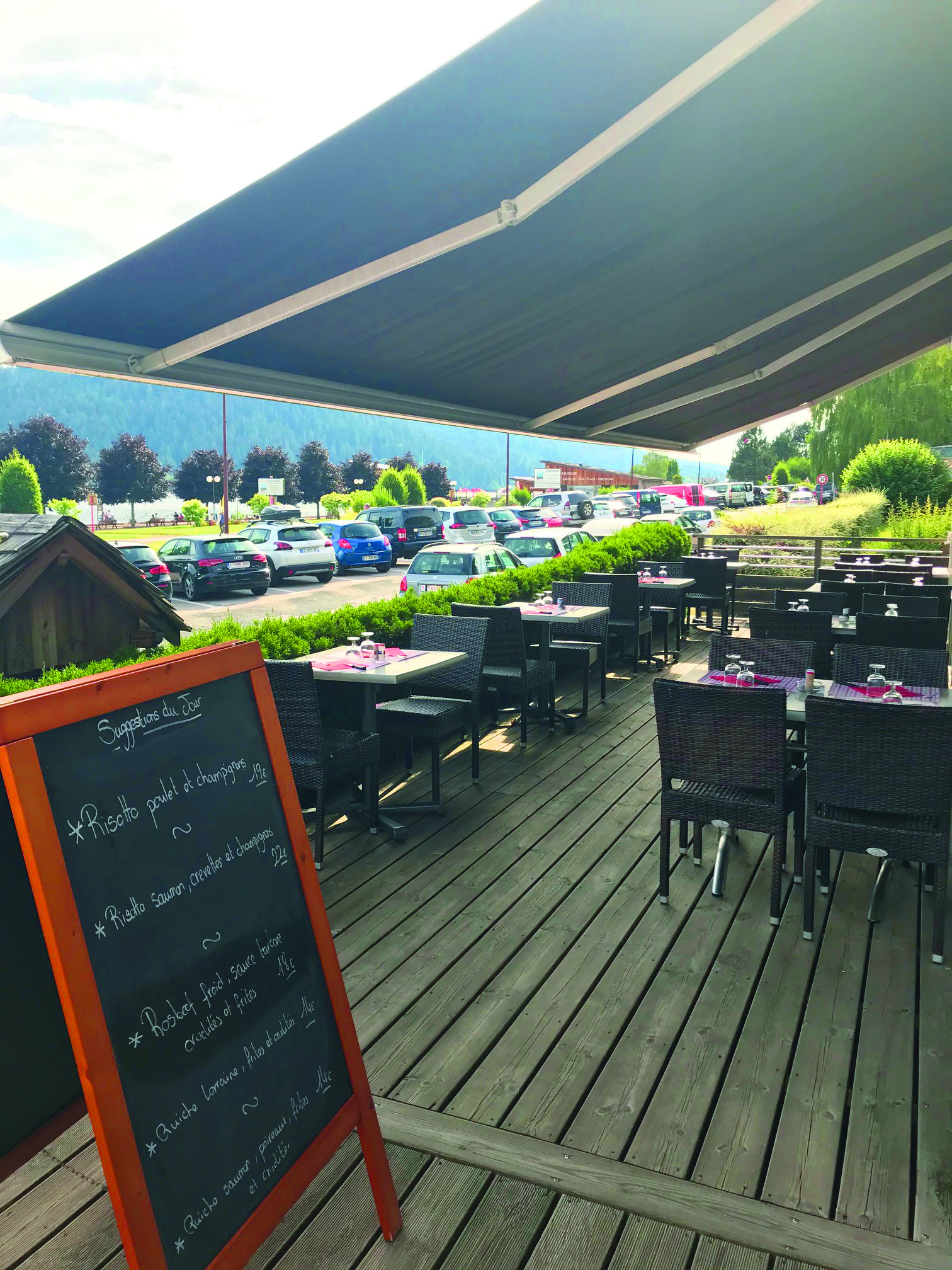 Terrasse du restaurant Le Bourru Gourmand à Gérardmer.