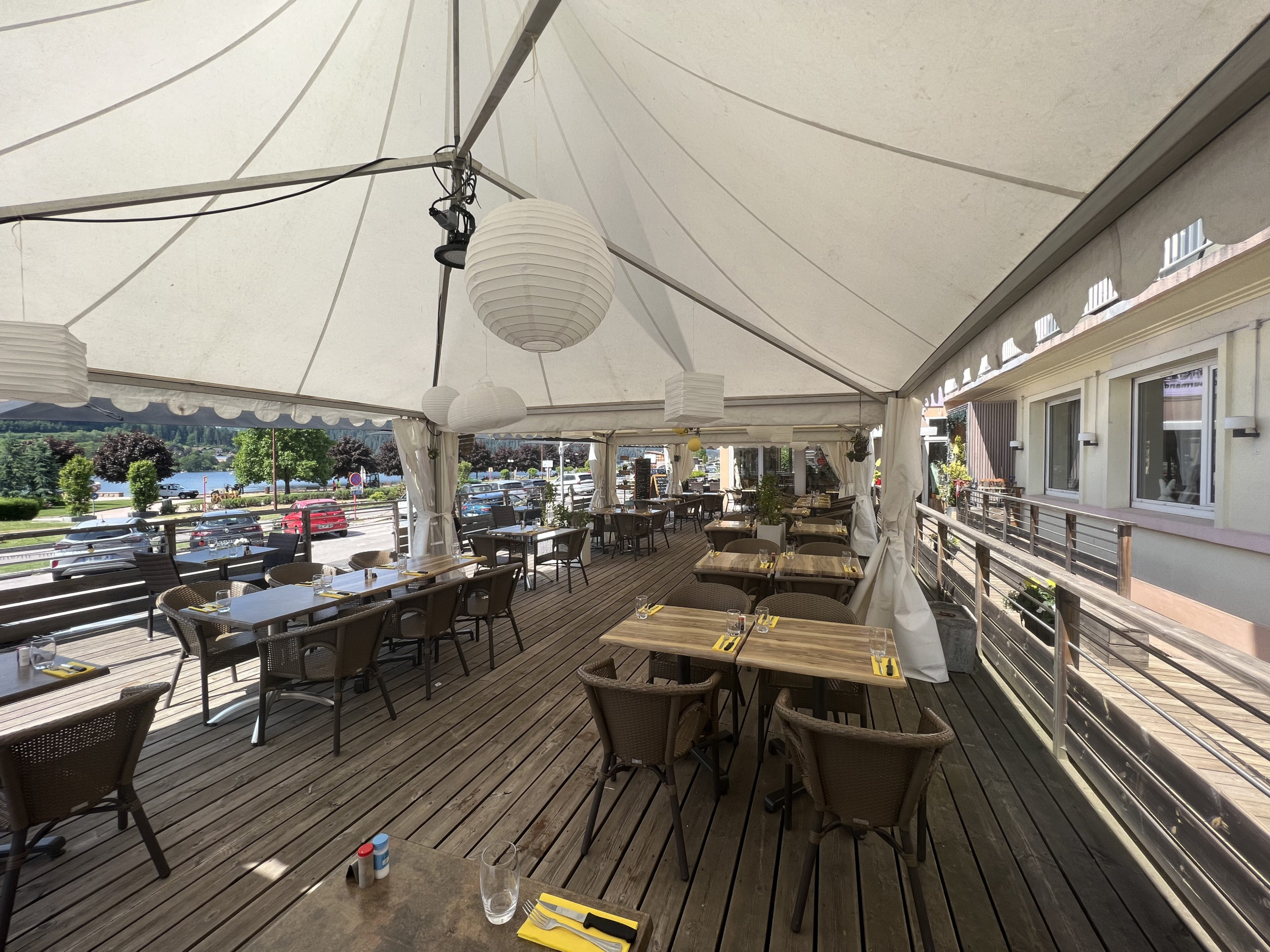 Terrasse du restaurant Le Bourru Gourmand à Gérardmer.