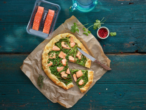 Recette : Tarte rustique au saumon, petits pois et asperges