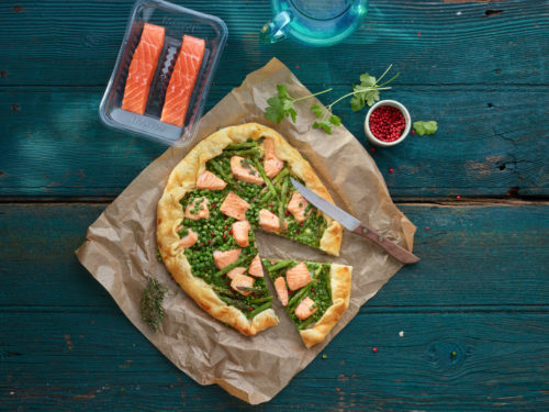 Recette : Tarte rustique au saumon, petits pois et asperges