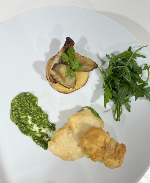 Recette : Cerfeuil tubereux roti à la peau, tempura de julienne et pesto de roquette