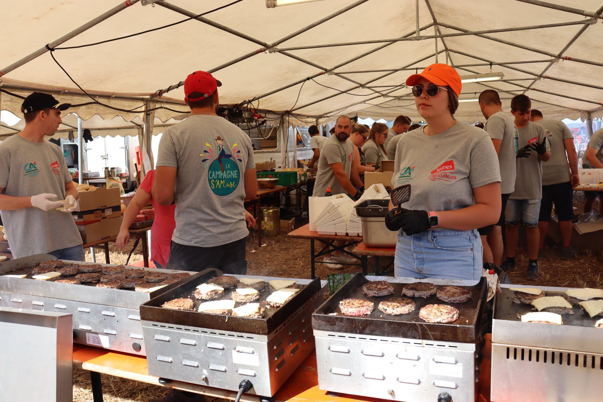 Les Jeunes Agriculteurs des Vosges préparent les burgers 100 % Vosgiens.