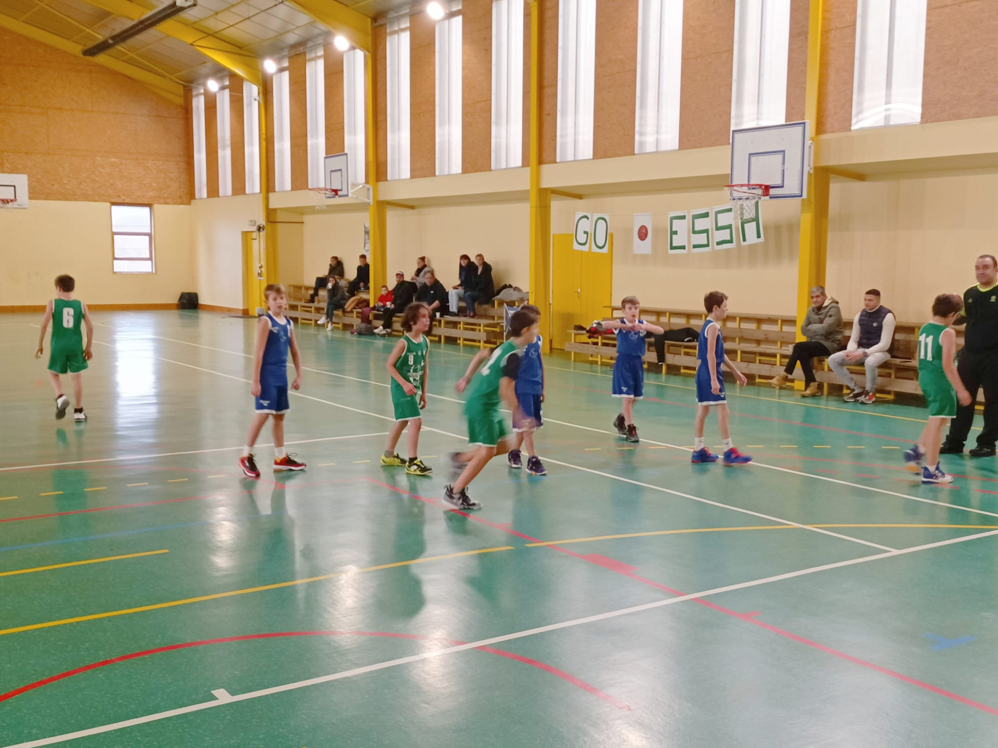 Match de basket jeune à l'ESS Hennezel.