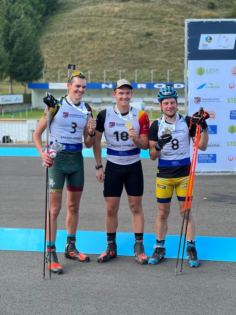 Podium mondial de Championnat du monde de biathlon d'été, avec Florent Claude au centre, médaille d'or.