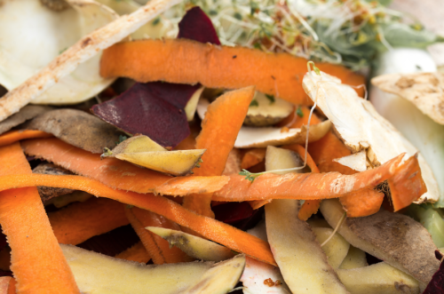 Ne jetez plus vos épluchures : Évodia vous propose une recette pour en faire des chips d'apéro