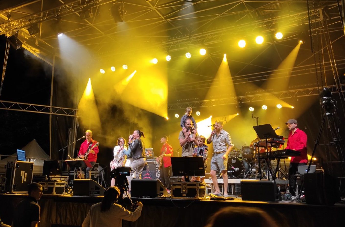 Karaoké Live Géant En scène pour un karaoké en plein air à Thaonles