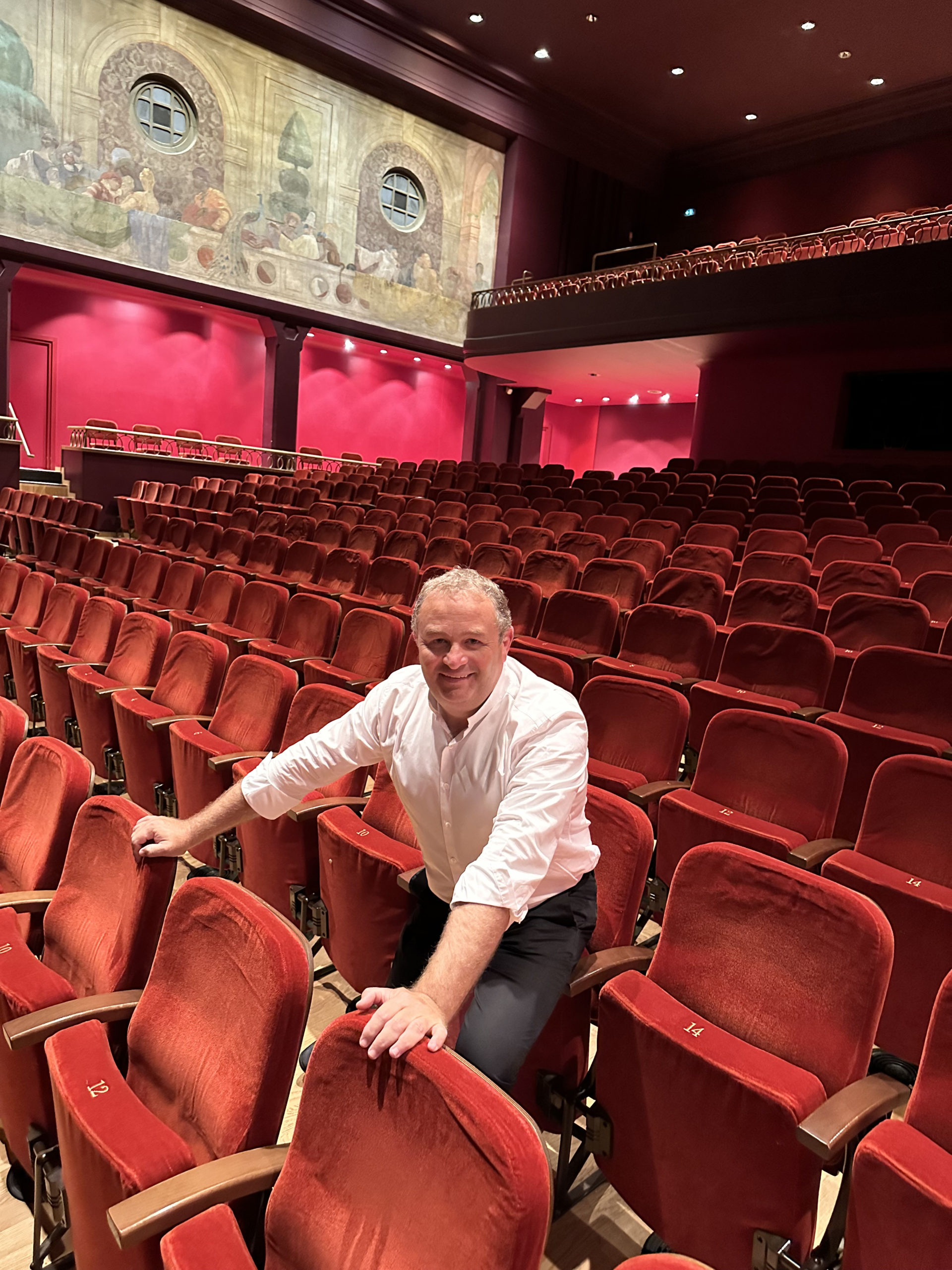 Christophe Petit d'Omega Spectacles, dans le Théâtre de la Rotonde de Thaon-les-Vosges.