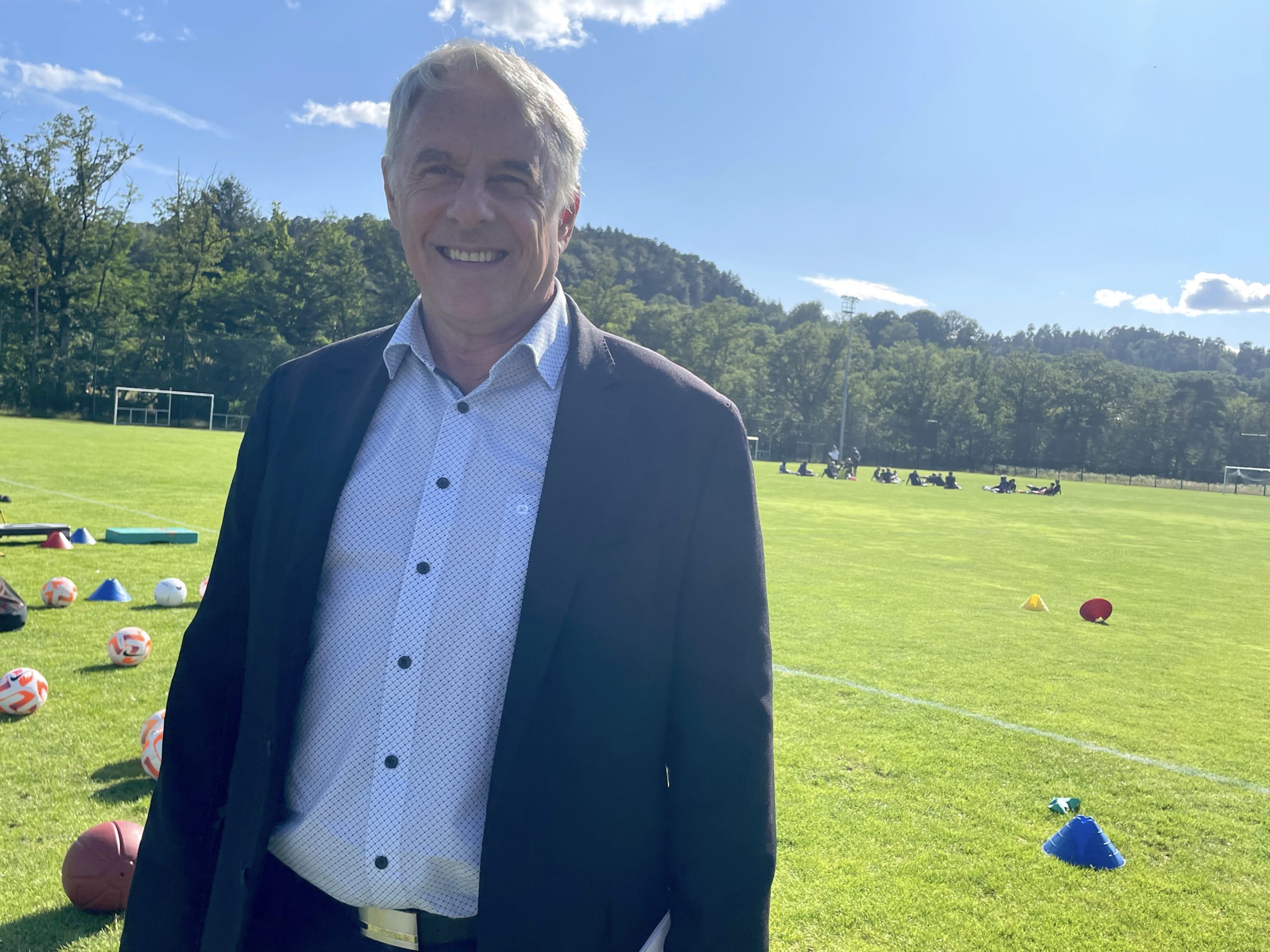 Yves Bailly, président du SAS Football Épinal, à l'entraînement de ses joueurs.