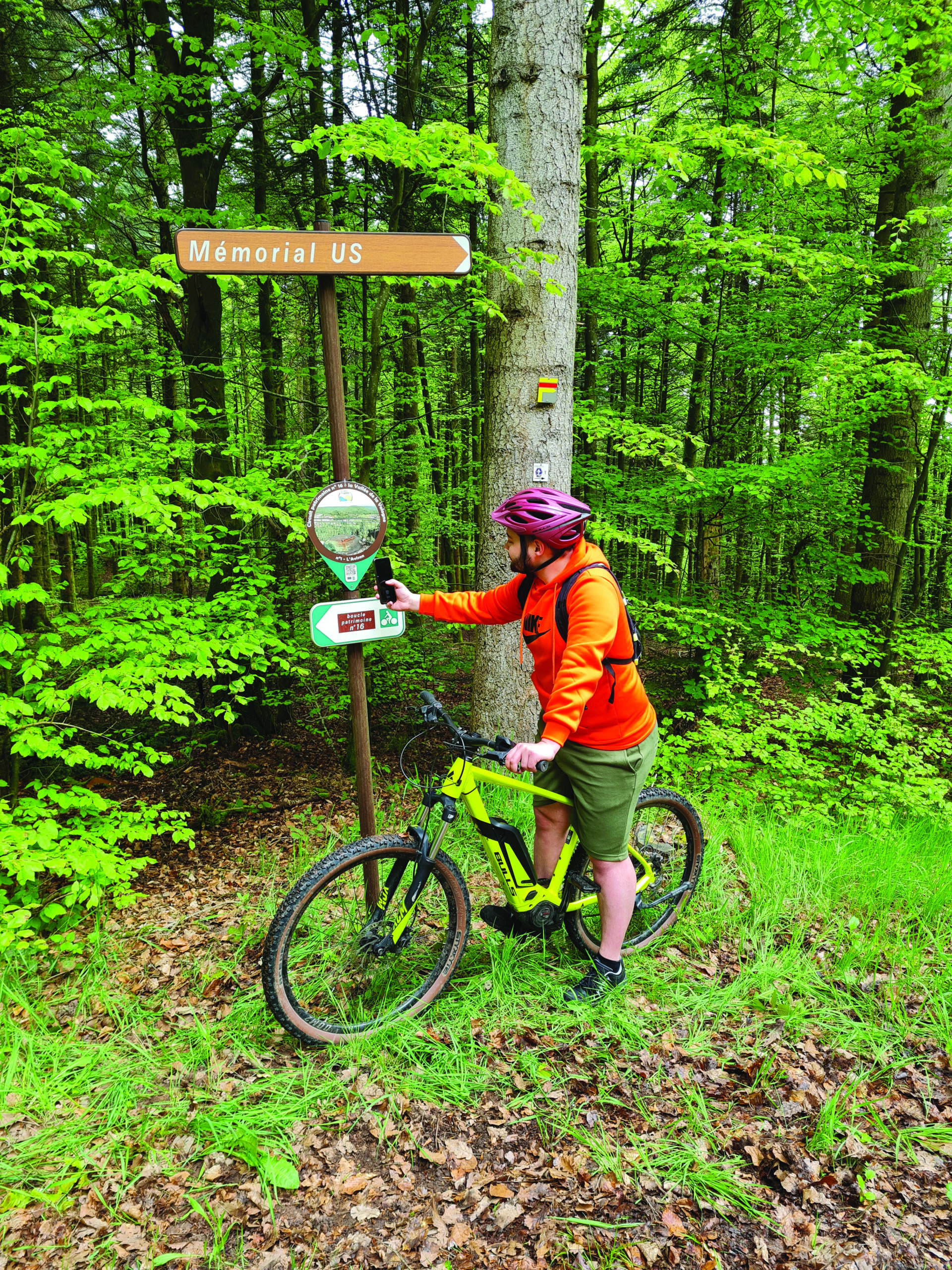 Cycliste sur la Boucle Patrimoine de Bruyères.