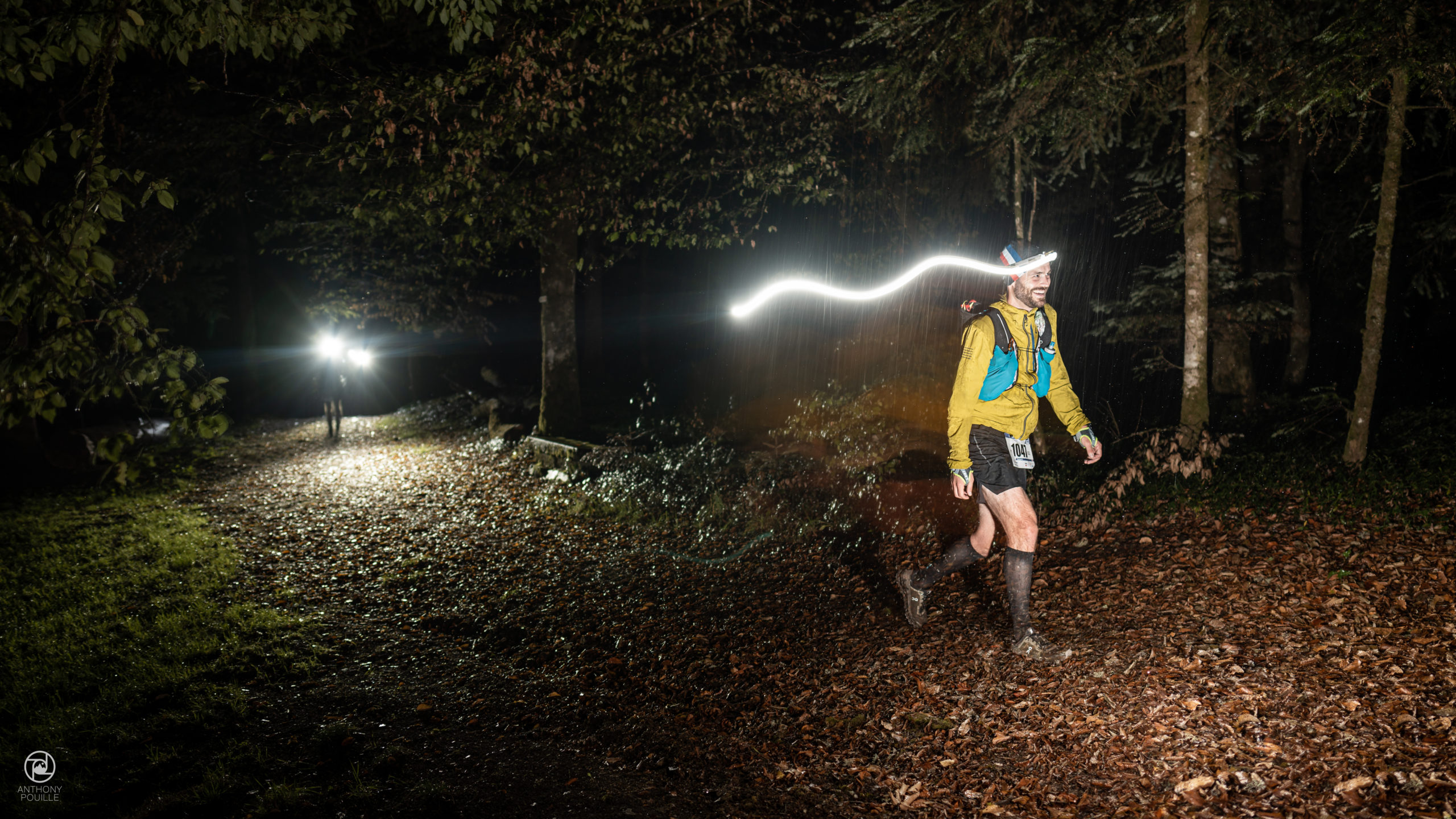 Traileurs de l'Infernal Trail de nuit, sous la pluie.