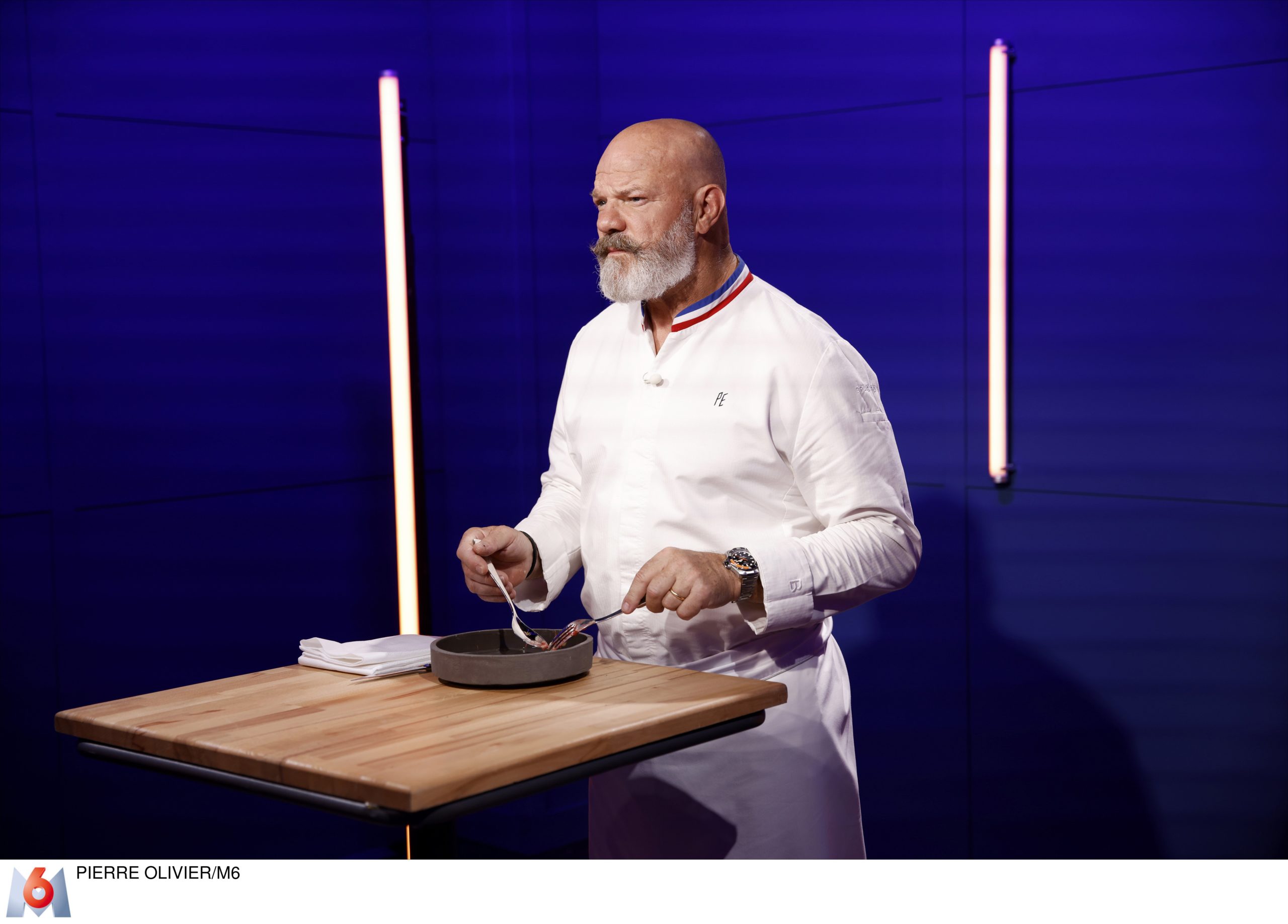 Le chef Philippe Etchebest goute à l'aveugle les plats des candidats, dans une boîte bleue et miroirs sans teint.