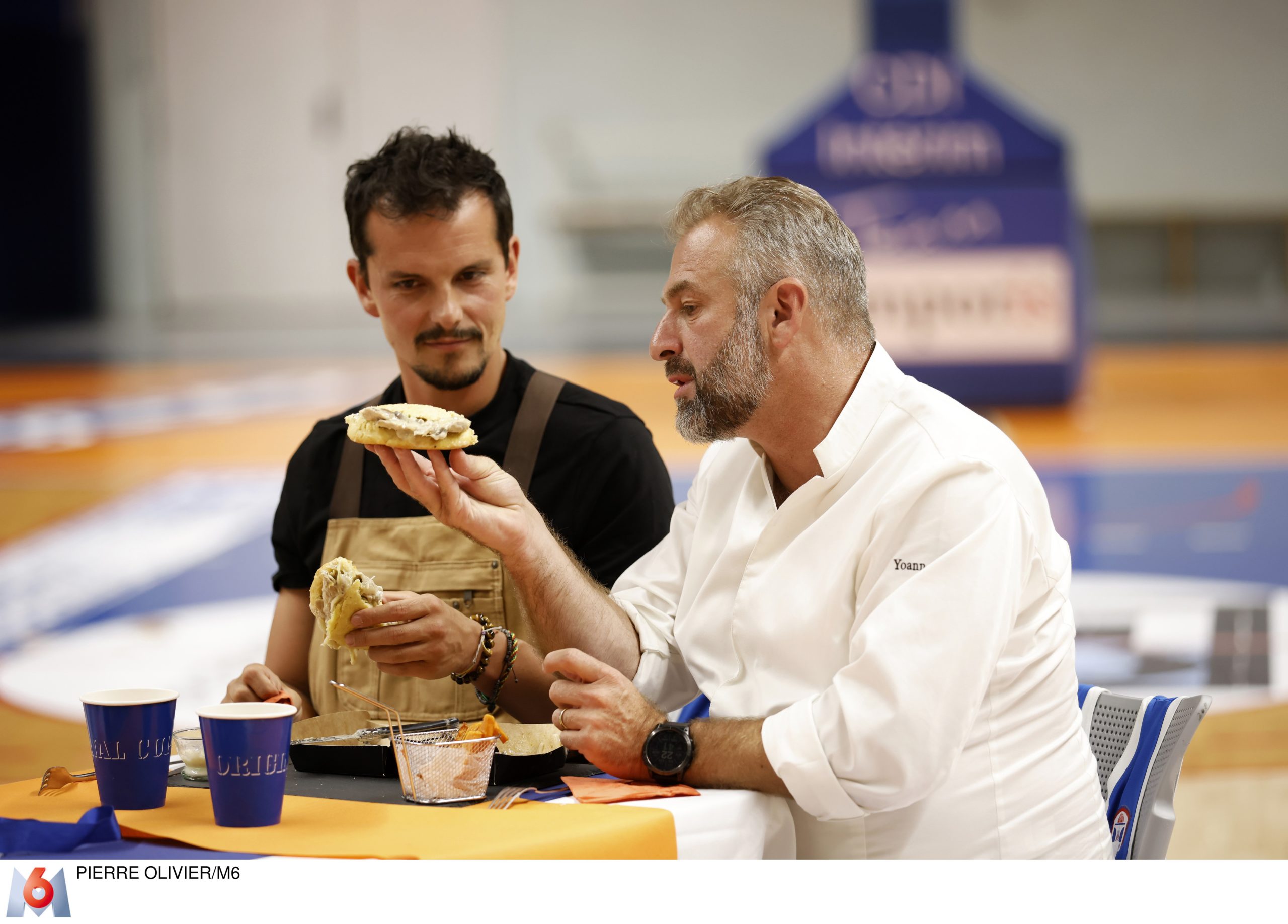 Les Chefs Juan Arbelaez & Yoann Conte goutent le plat d'un candidat dans Objectif Top Chef.