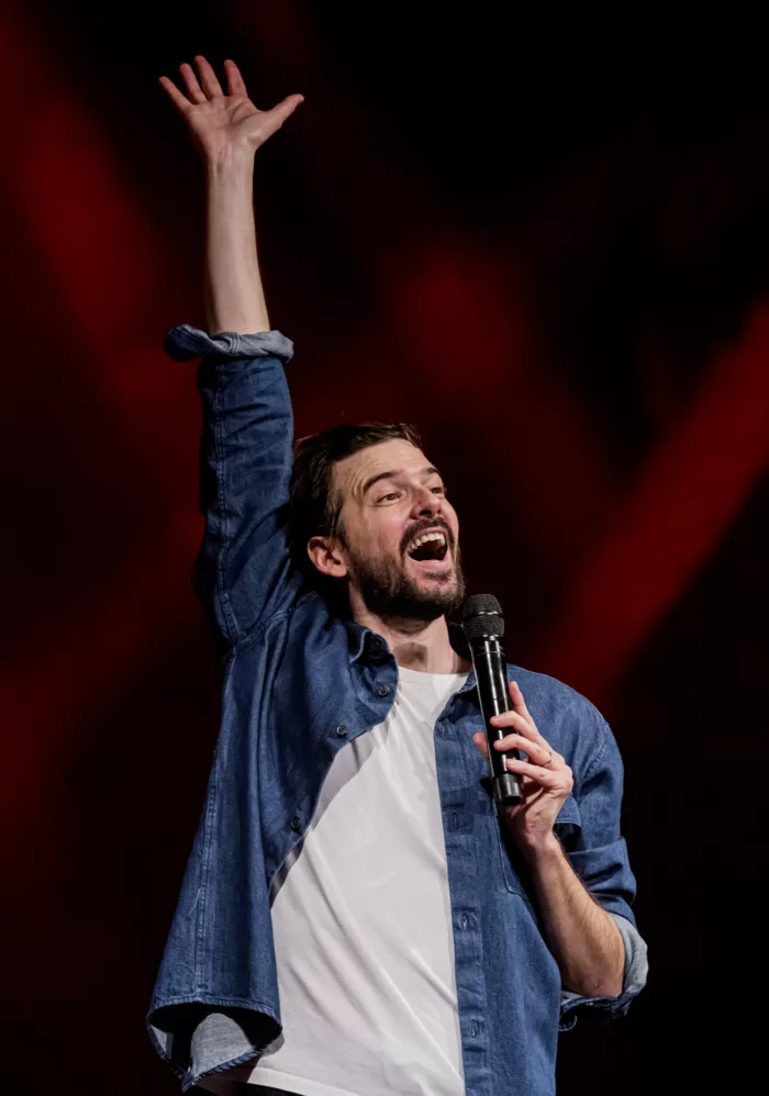 Humour : Marc-Antoine Le Bret débarque à la Rotonde de Thaon-les-Vosges en solo mais avec 100 voix !