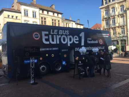 Le bus d'Europe 1 stationné place des Vosges à Épinal.