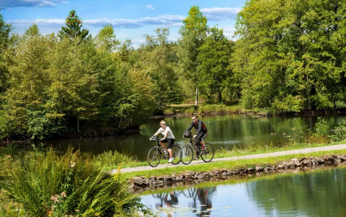 Deux cycliste sur la route des milles étangs