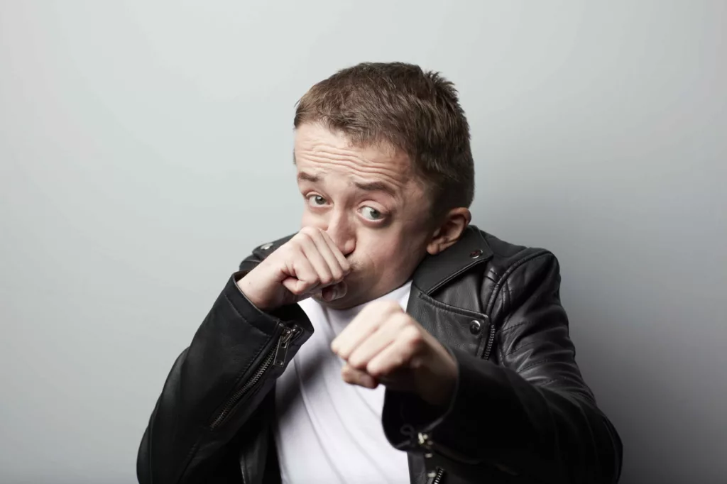Humour : Guillaume Bats en totale autodérision dans son spectacle Inchallah à Remiremont