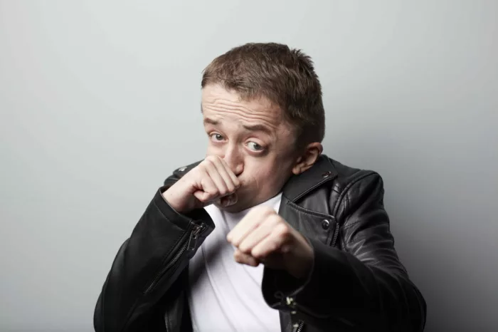 Humour : Guillaume Bats en totale autodérision dans son spectacle Inchallah à Remiremont