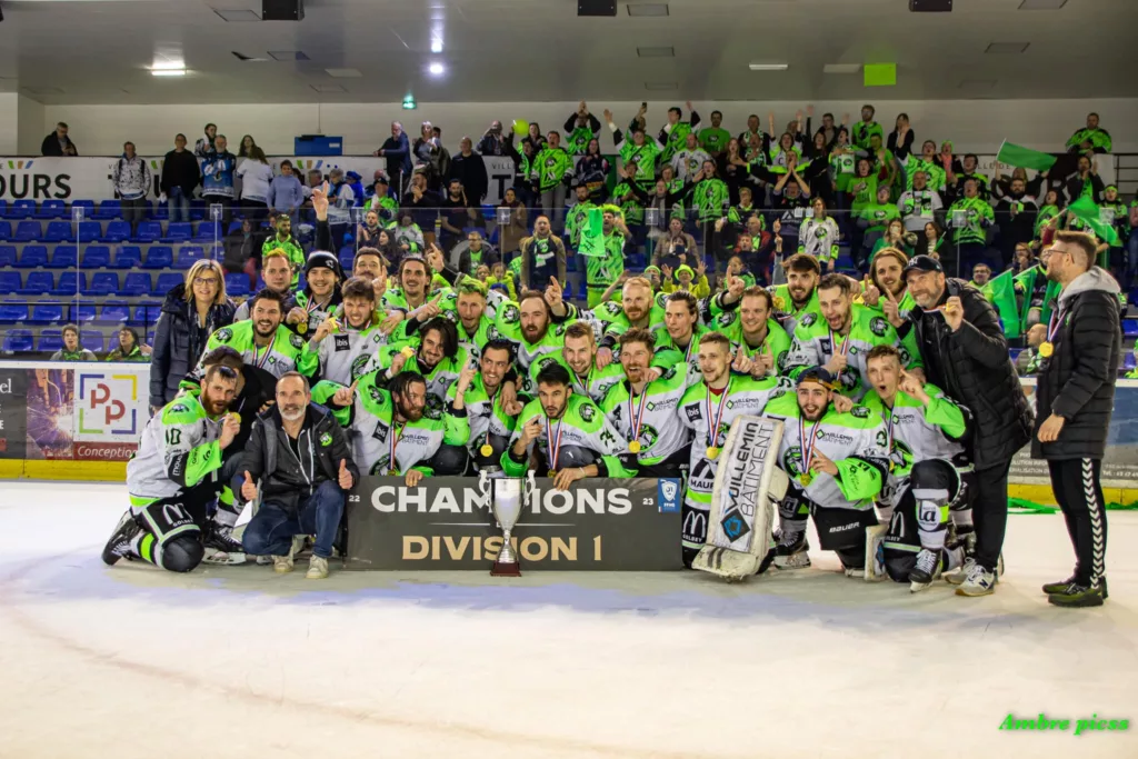 Les Wildcats d’Épinal ont débuté les festivités, hier soir, après le match. Notamment durant la remise du trophée.