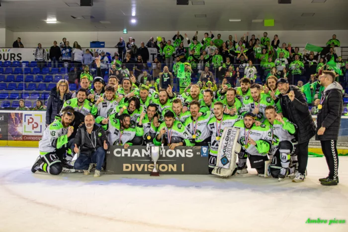 Les Wildcats d’Épinal ont débuté les festivités, hier soir, après le match. Notamment durant la remise du trophée.