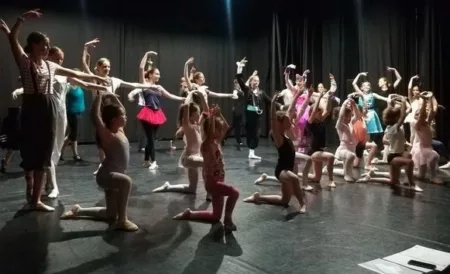 Les danseuses de K'danse prêtes pour leur grand spectacle à Saint-Dié-des-Vosges