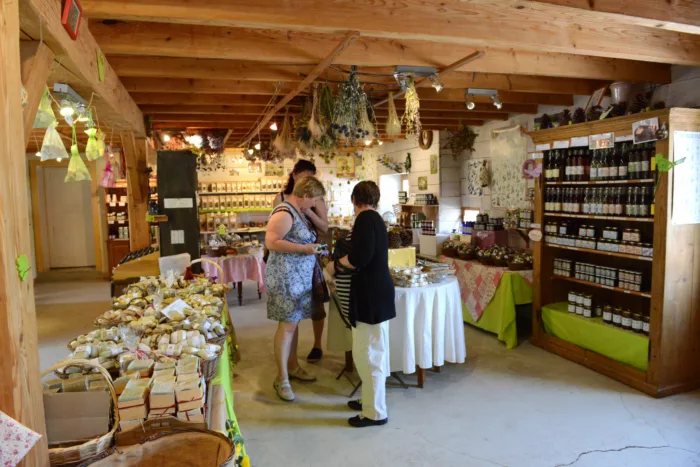 À Gérardmer, la Ferme du Bien-être produit des huiles essentielles locales et de qualités