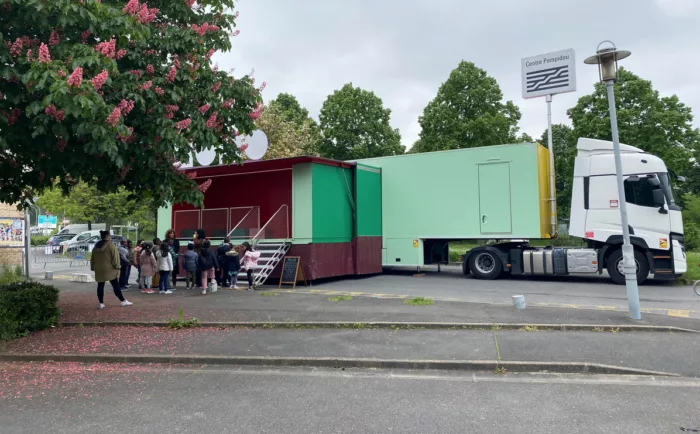 MuMo x Centre Pompidou : la Caravane du Bizarre s'installe durant quelques jours à Lamarche, puis à Darney