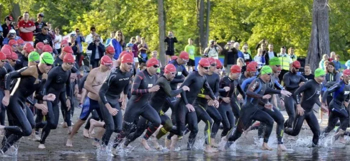 Des participants aux triathlons s'apprêtant à démarrer l'épreuve de la natation