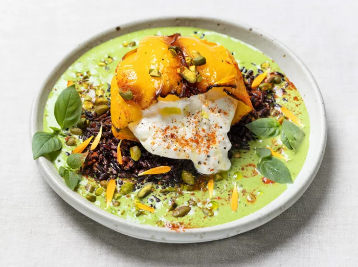 Recette : Poivrons rôtis, farcis à la burrata, avec une crème au basilic