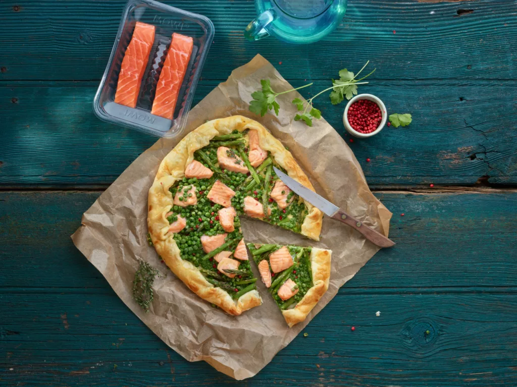 Recette : Tarte rustique au saumon, petits pois et asperges